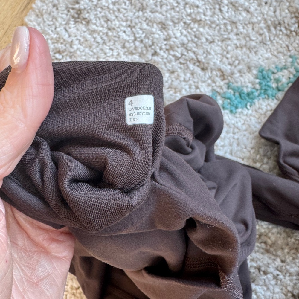 Lulu align High-Waisted Leggings with pockets - Picture 3 of 3
